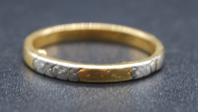 Lot 2648 - A gent's 18ct gold and platinum faced wedding...