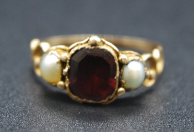 Lot 2681 - A Victorian yellow metal, garnet and cultured...