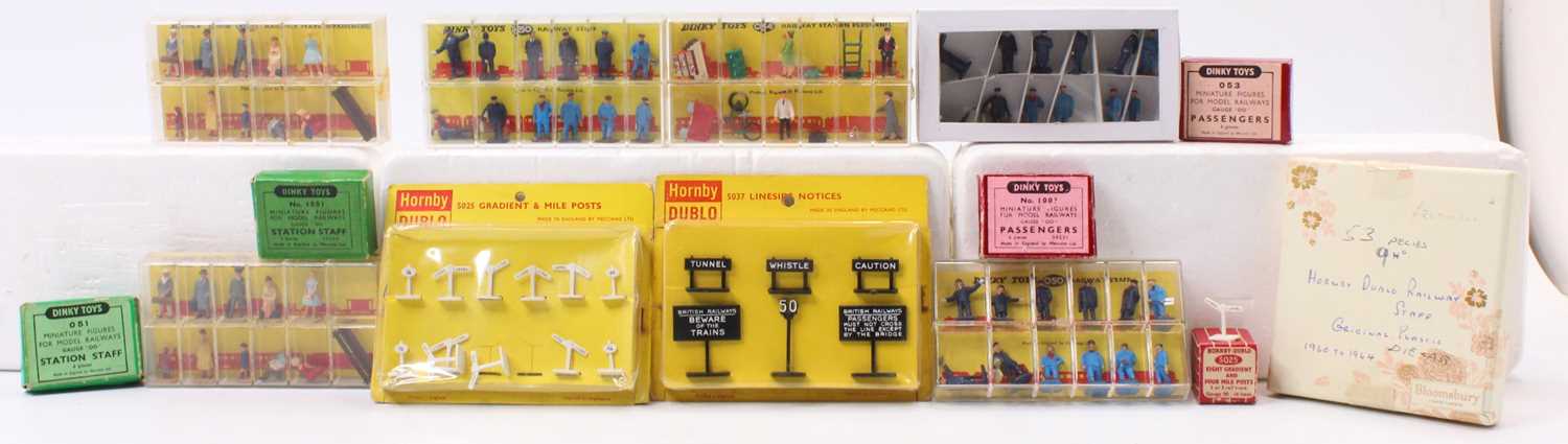 Lot 502 - Hornby-Dublo figures & lineside accessories:...