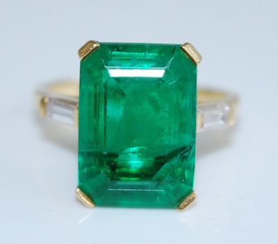 Lot 2731 - A yellow metal synthetic emerald dress ring,...