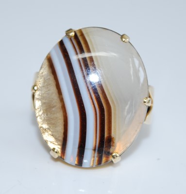 Lot 2739 - A yellow metal banded agate dress ring,...