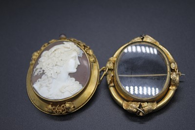 Lot 2768 - A Victorian carved shell cameo brooch...