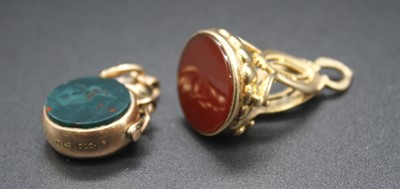 Lot 2801 - A 9ct gold mounted bloodstone and red agate...