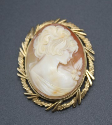 Lot 2820 - A modern carved shell cameo brooch depicting...