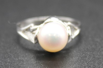 Lot 288 - A modern white metal and cultured pearl set...