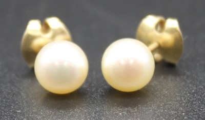 Lot 422 - A pair of yellow metal single pearl stud...