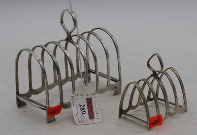 Lot 289 - A George V silver six-division toast-rack,...