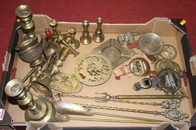 Lot 88 - Two boxes of miscellaneous metalware, to...