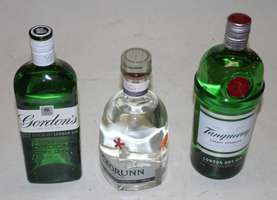 Lot 1419 - Assorted gin, to include Bombay Sapphire, 70cl,...