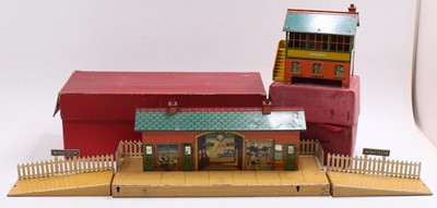 Lot 169 - Hornby No.2 station and No.2 Signal Cabin:...
