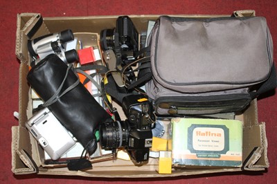 Lot 188 - A collection of mixed cameras and photography...