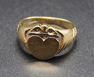 Lot 391 - A 9ct gold signet ring, the tablet being heart...