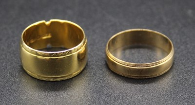 Lot 393 - A Victorian style 18ct gold wedding band,...