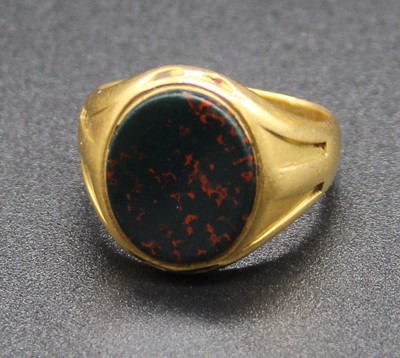 Lot 409 - A gent's 18ct gold and bloodstone set signet...