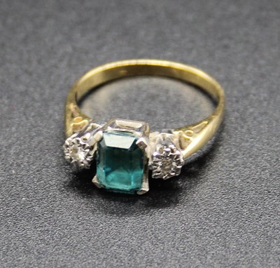 Lot 420 - An 18ct gold, green peridot and diamond set...