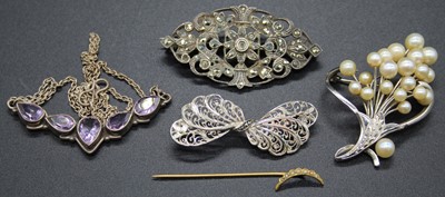 Lot 443 - Assorted costume jewellery, to include...