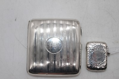 Lot 321 - An Edwardian silver vesta of hinged...