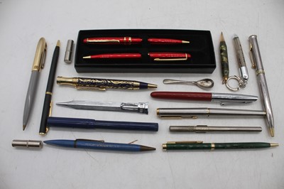 Lot 348 - A collection of pens to include platinum...