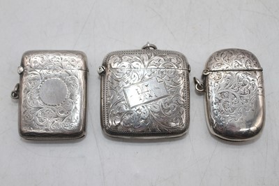 Lot 356 - An Edwardian silver vesta of hinged...