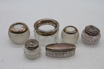 Lot 358 - A small collection of miscellaneous items to...