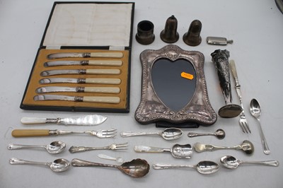 Lot 362 - A small collection of miscellaneous items to...