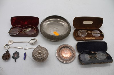 Lot 363 - A small collection of miscellaneous items to...