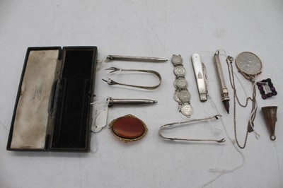 Lot 366 - A small collection of miscellaneous items to...