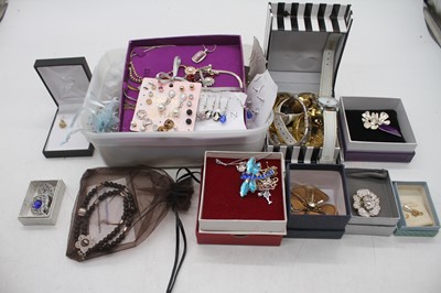 Lot 372 - A collection of costume jewellery to include...