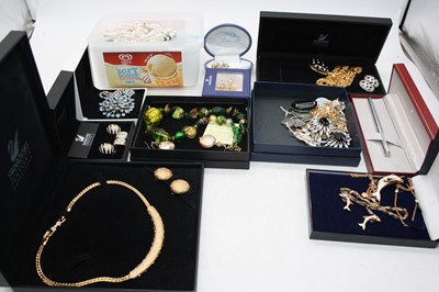 Lot 375 - A collection of miscellaneous items to include...