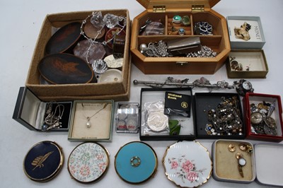 Lot 377 - A collection of miscellaneous items to include...