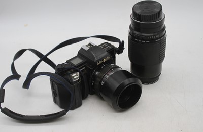 Lot 742 - A collection of vintage cameras and...
