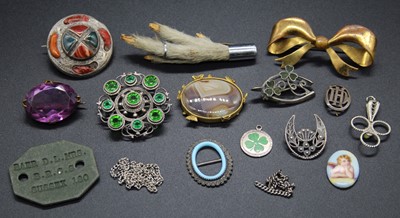 Lot 470 - Assorted Victorian and later brooches, to...