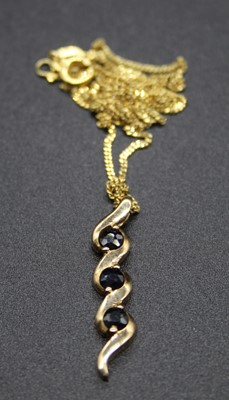 Lot 483 - A modern 9ct gold three sapphire set pendant,...