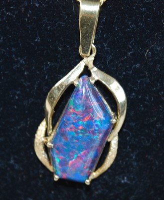 Lot 2331 - A yellow metal abstract opal doublet pendant,...