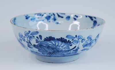 Lot 2087 - An English blue and white delftware bowl,...