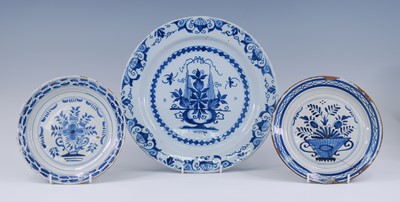 Lot 2075 - An English blue and white delftware charger,...