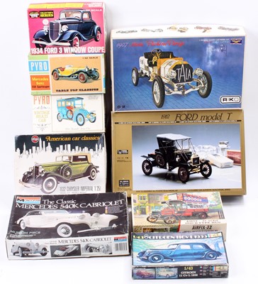 Lot 954 - 9 various plastic kits with examples including...