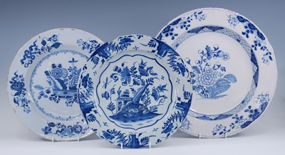 Lot 2106 - An English blue and white delftware charger,...