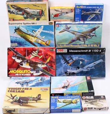 Lot 952 - 12 mixed plastic WW2 aircraft kits, with...