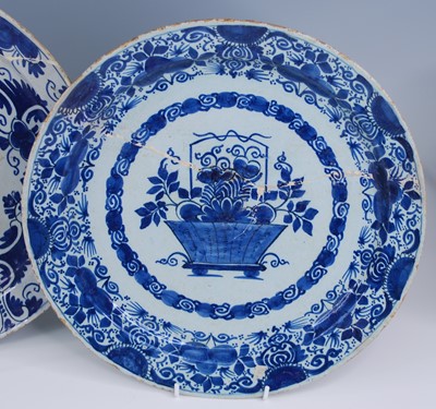 Lot 2101 - An English blue and white delftware charger,...