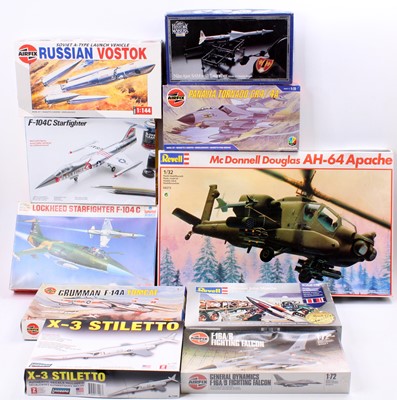 Lot 979 - A box containing 10 mixed aircraft kits with...