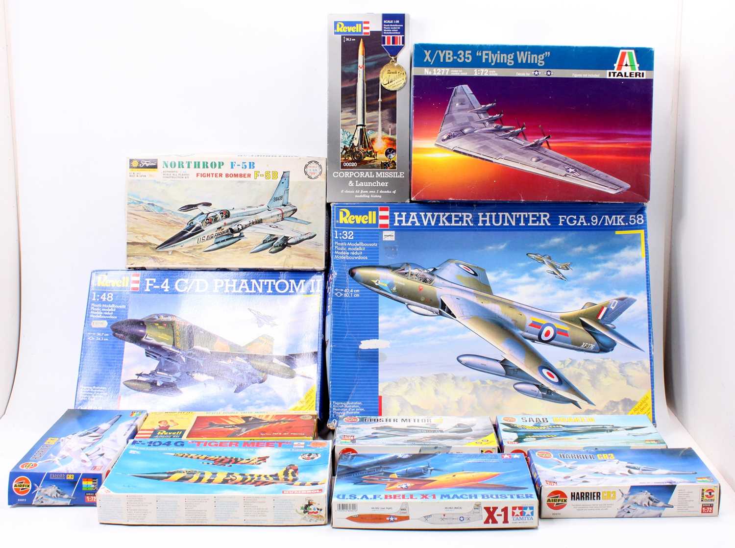 Lot 1117 - A box containing 12 mixed aircraft kits, with...
