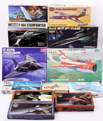 Lot 980 - A box containing 12 mixed aircraft kits with...