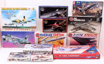 Lot 966 - 12 mixed aircraft kits with specific examples...