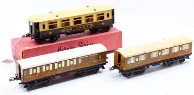 Lot 133 - Three Hornby No.2 bogie coaches: probably 1925-...