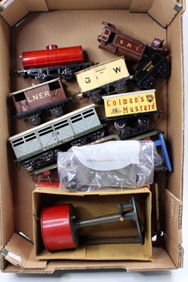 Lot 135 - Large tray containing a variety of Hornby...