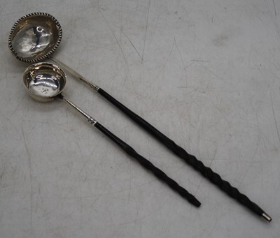 Lot 266 - A Georgian silver toddy ladle, having spiral...