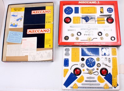 Lot 1806 - A Meccano 1980's No.5 construction gift set...
