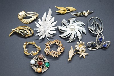 Lot 387 - A box of assorted costume jewellery to include...