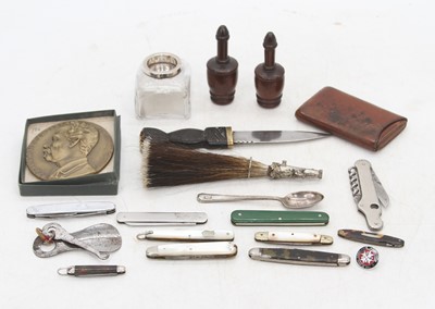 Lot 401 - A collection of miscellaneous items, to...